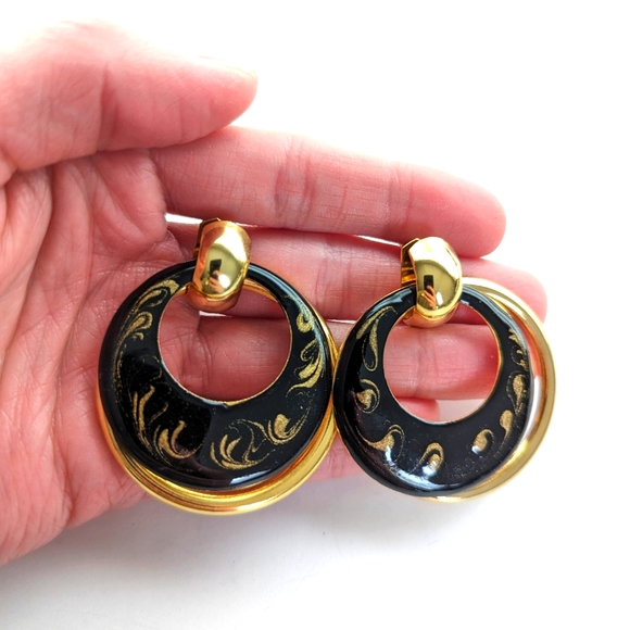 Vintage 80s Swirled Black Enamel Geometric Door Knocker Post Stud Earrings - Picture 2 of 3